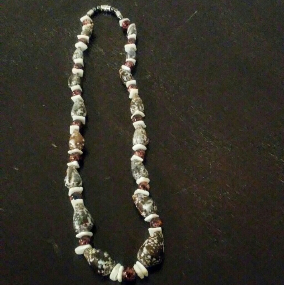 Hawaiian Shell Necklace - Picture 2 of 3